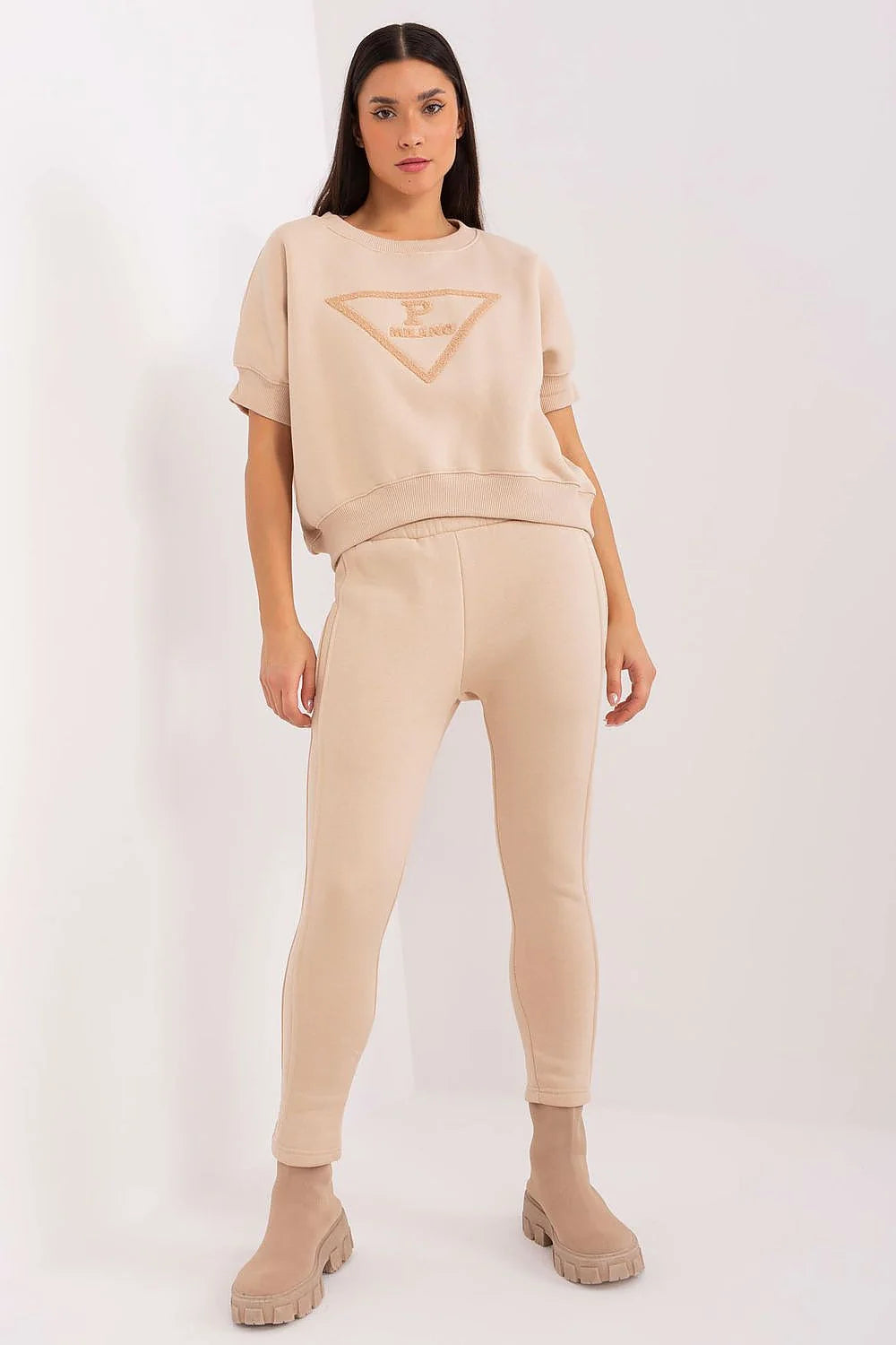 Ensemble de survêtements isolés pour femmes style casual coton polyester coupe oversize beige logo triangle pantalon fuselé chaussures chunky quotidien loisirs mode minimaliste