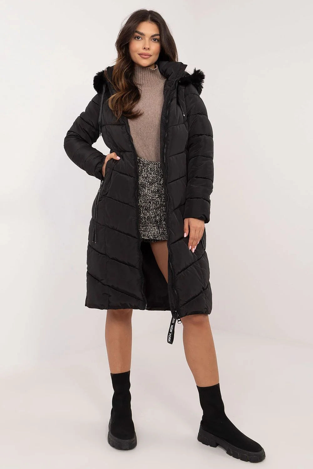 Manteau d'hiver pour femme long col fourrure synthétique capuche amovible style moderne couleur noire
