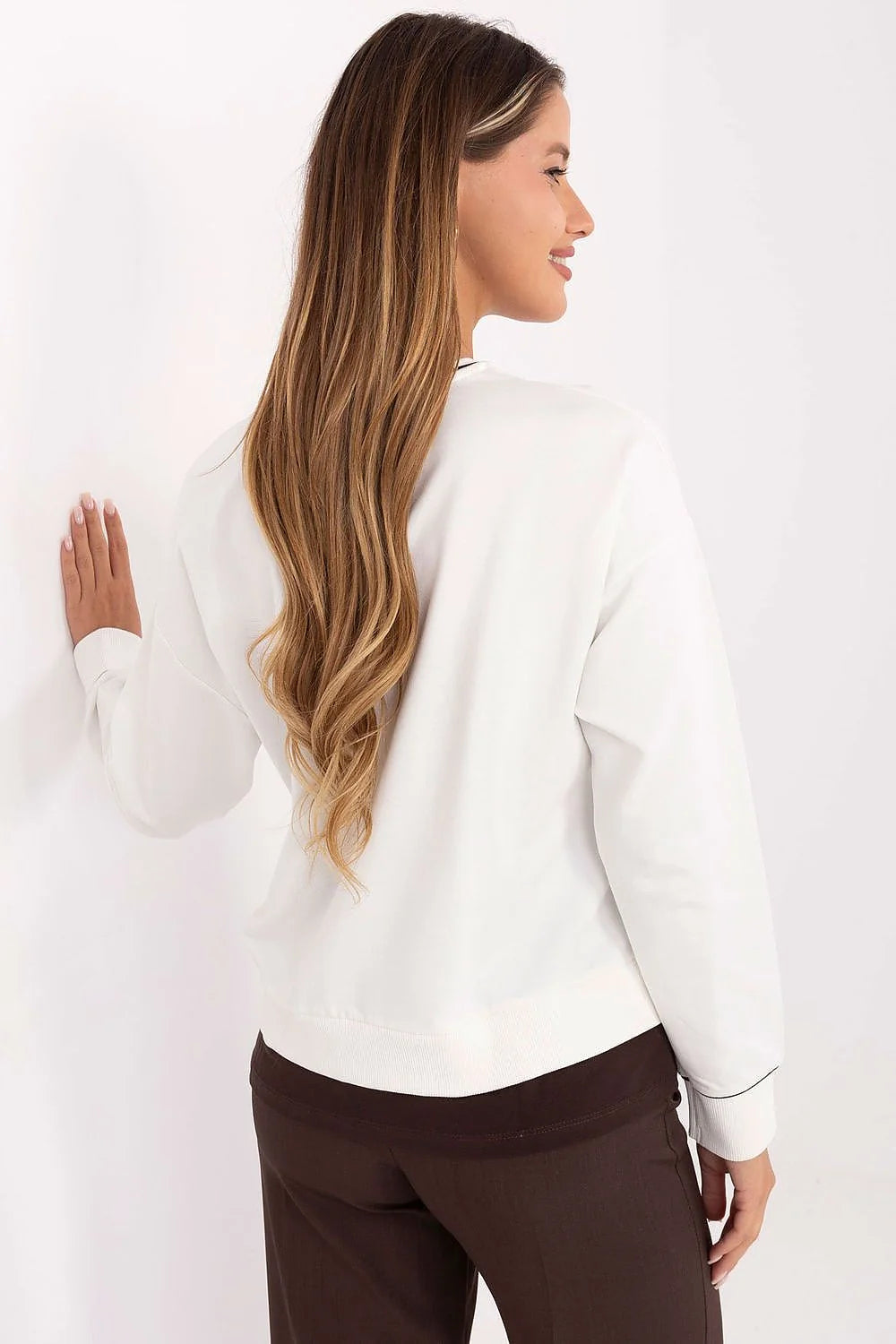 sweatshirt femme col rond manches longues coupe relaxée maille douce coton elasthanne blanc cassé bandes noires fentes latérales