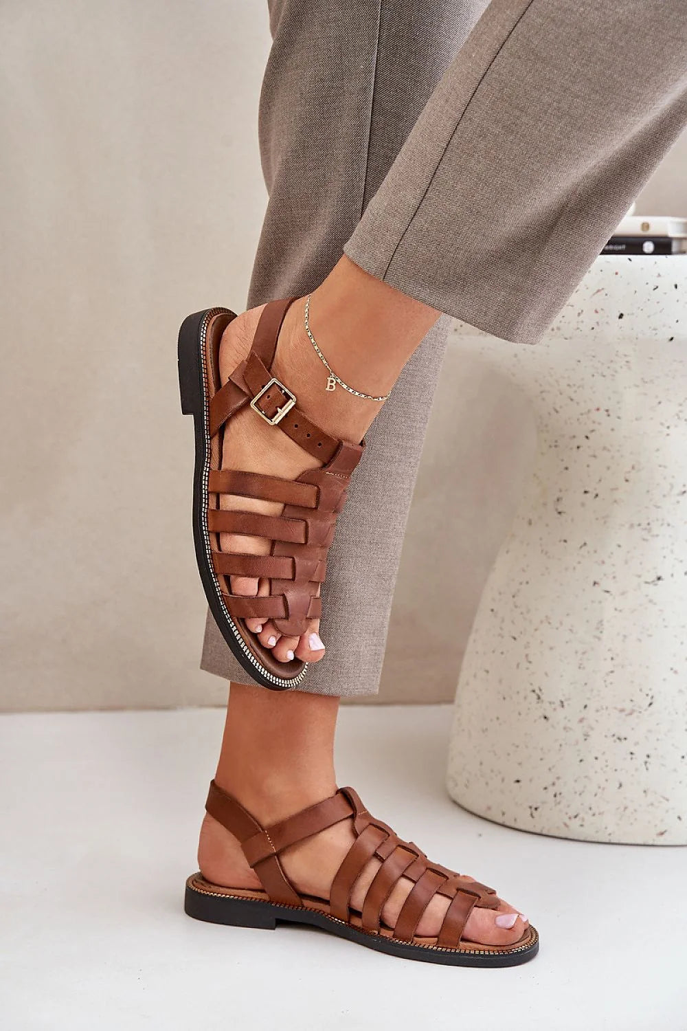 Sandales élégantes pour femme, cuir naturel, style gladiateur, lanières croisées, ajustables, semelle confortable, talon plat, couleur brun riche, occasions multiples