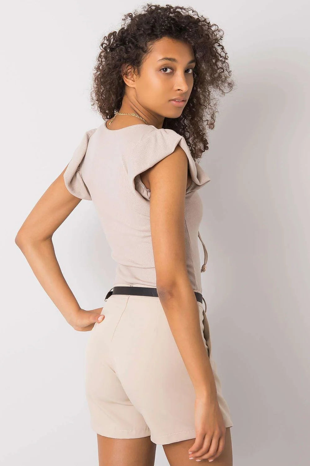 Chemisier Italie Moda en maille côtelée, col V lacé doré, manches courtes volantées, couleur rose poudré, coupe ajustée, féminin élégant, versatile femme