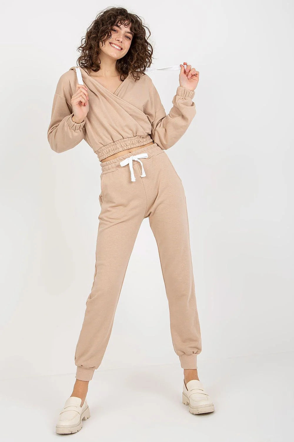 Ensemble Ex Moda pour femmes : sweat à capuche court, pantalon joggers élastique, tissu coton polyester, style décontracté et moderne, couleur jaune vif, idéal pour la détente et le streetwear