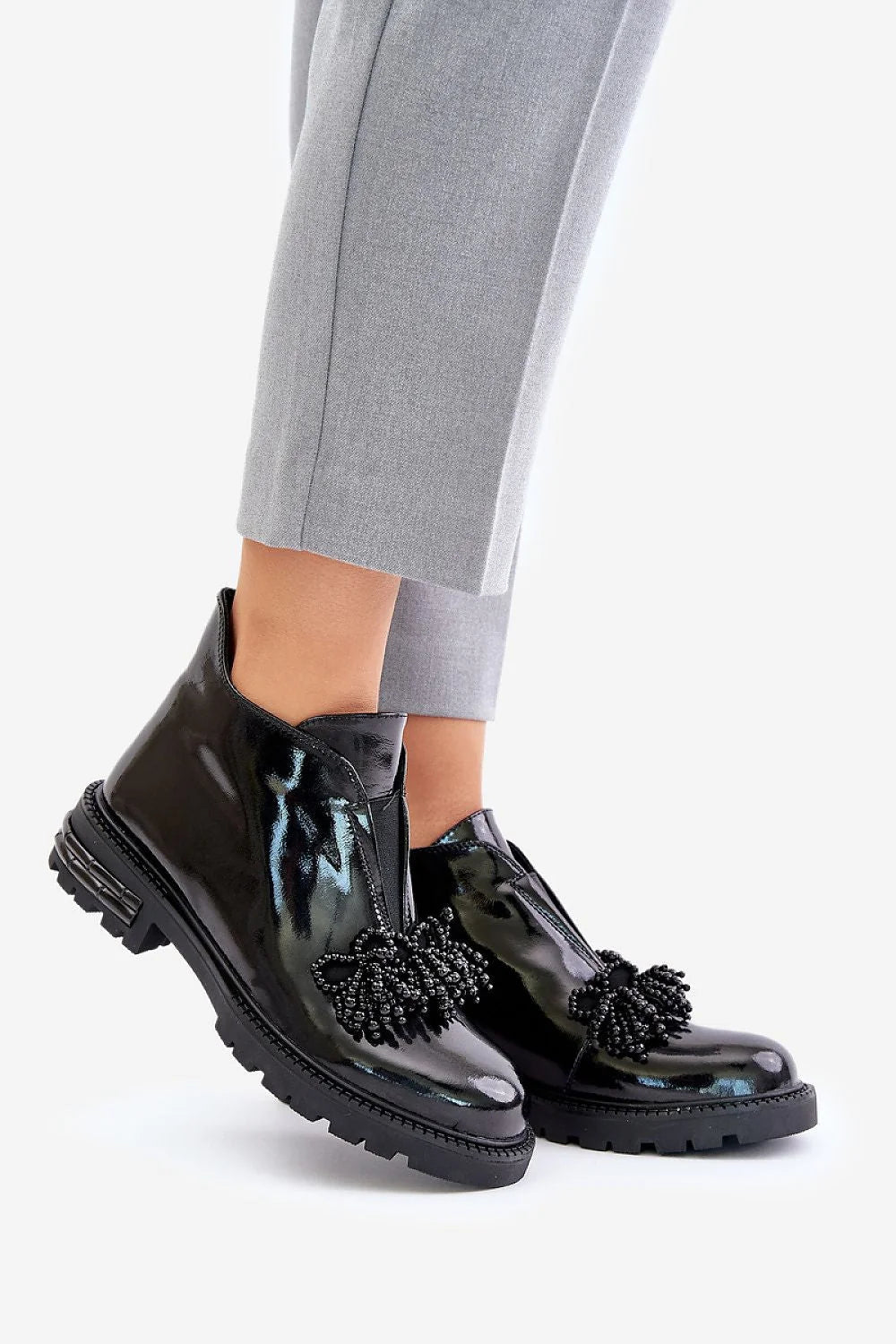 Bottes à bout rond basses en cuir verni noir pour femme, ornées de perles, semelle crantée, talon plat, design moderne et audacieux, style élégant, confort maximal