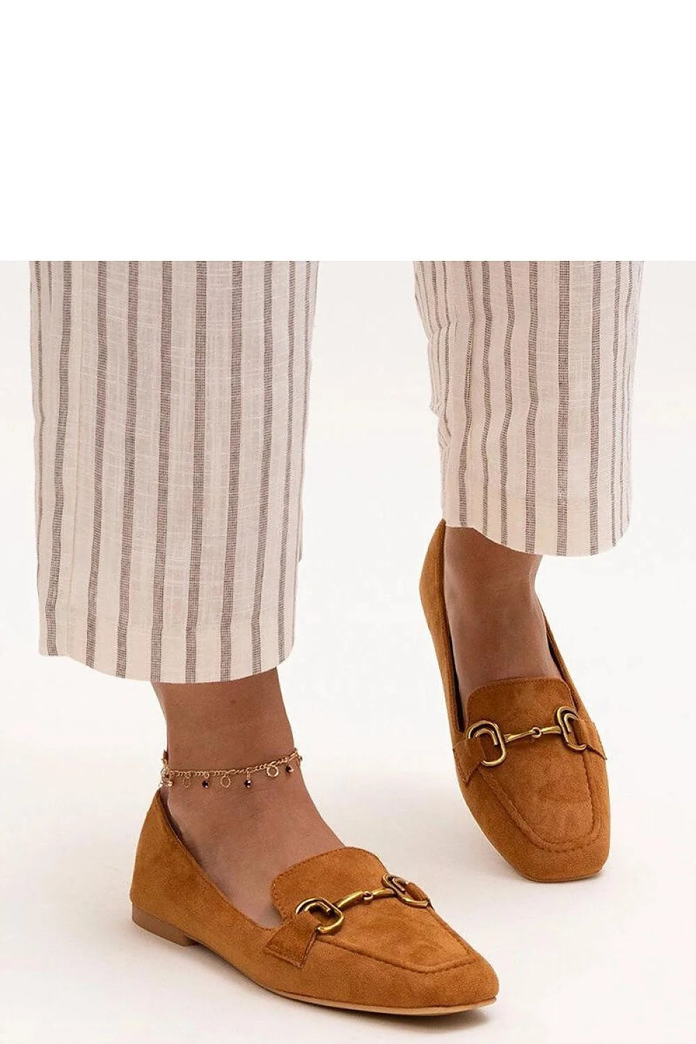Mocassins bruns femme style décontracté-chic ornement métal doré daim brun caramel semelles plates confort tout la journée
