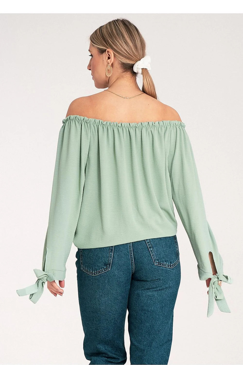 Chemisier épaules dénudées manches longues détail noué style élégant couleur vert pastel matière respirante coupe ample femme
