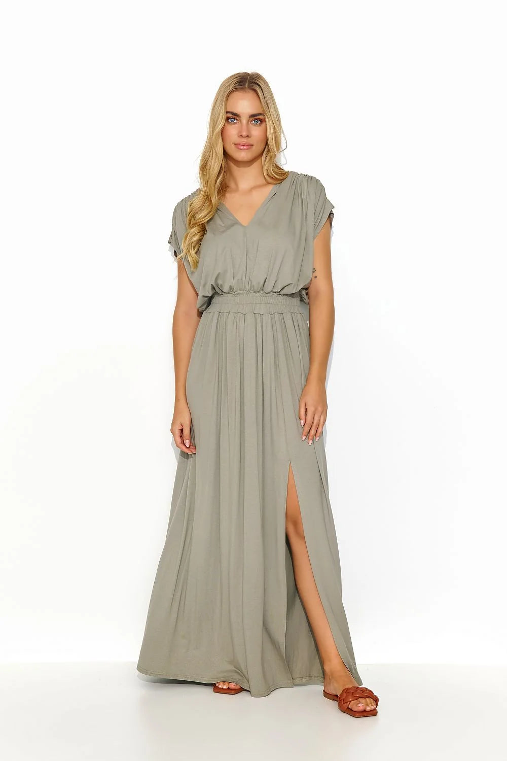 Robe de jour élégante longue maille légère en V manches courtes dos nu taupe femme