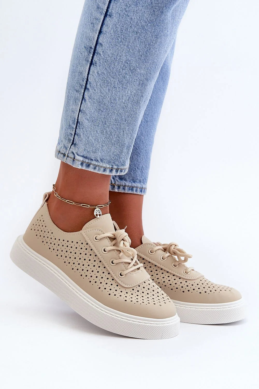 Baskets pour femmes modernes design épuré tige perforée plateforme confort cuir artificiel beige clair lacets métalliques