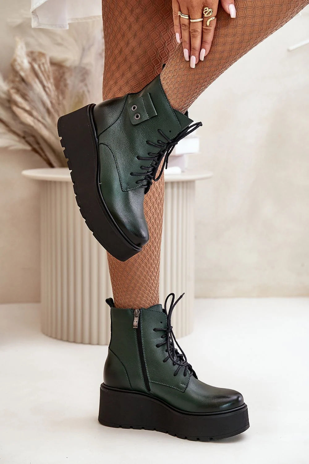 bottines cothurnes cuir naturel vert sapin semelle plateforme noire crampons antidérapante lacets noirs oeillets métalliques doublure feutre chaude