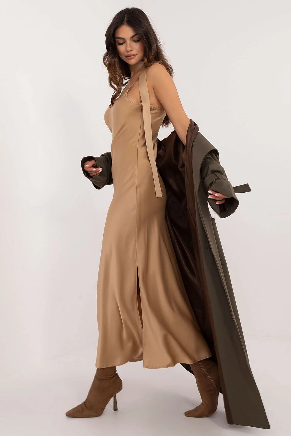 Robe de soirée longue élégante coupe droite encolure rectangulaire foulard couleur camel matière douce femme soirée formelle