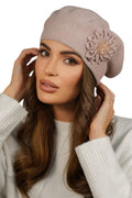 Béret Kamea en laine pour femme, élégant, automne hiver, accessoire mode, fleur perlée, beige rosé, confort, style intemporel, coupe classique, idéal quotidien et occasions spéciales