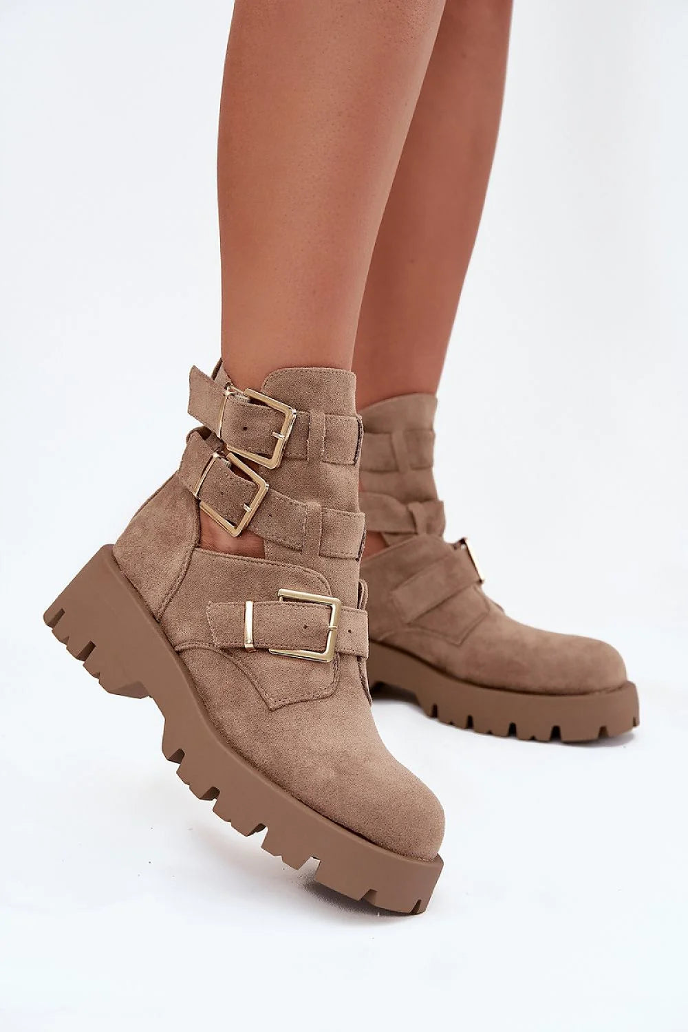 bottines femme montantes suède taupe bout rond plateforme crantée épaisse adhérence brides réglables boucles dorées découpes latérales tige cheville maintien