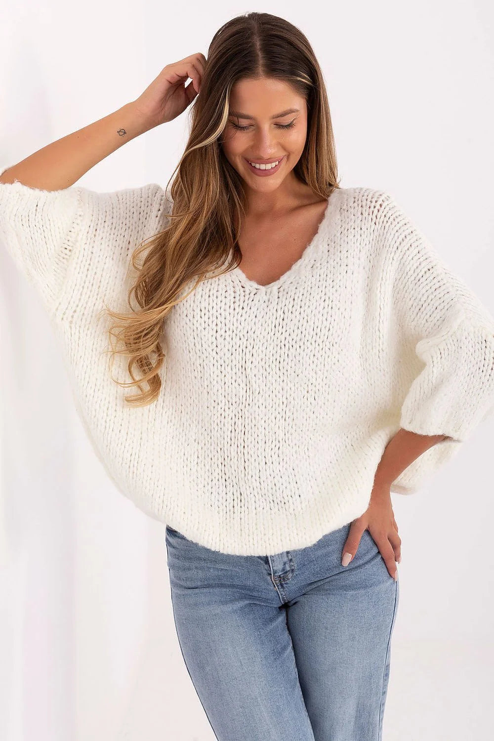pull femme oversize grosse maille moelleuse chaude confortable col V manches troisquarts chauvesouris coupe loose courte blanc cassé alpaga mélangé