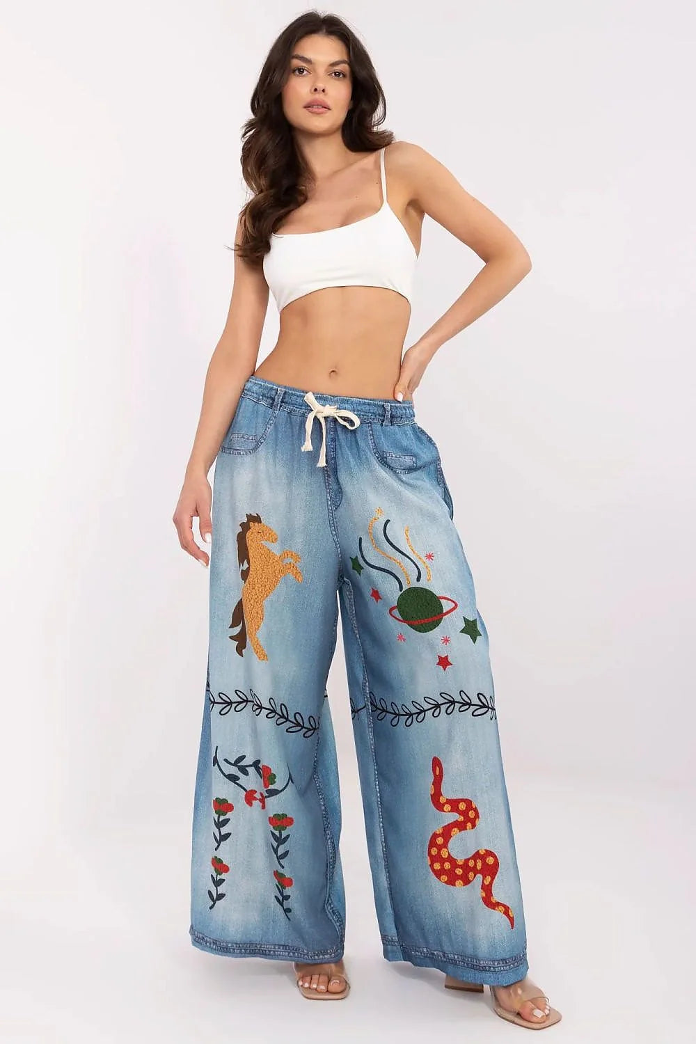 Pantalon femme style boho-chic à jambe large, motifs artistiques sur denim, coupe ample, taille haute ajustable en viscose et polyester