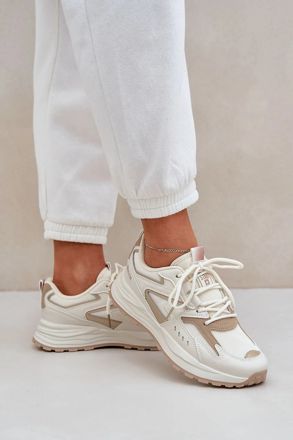 Chaussures de sport pour femmes design moderne athlétique confortable matériaux durables couleurs neutres coupe basse lacets ajustables style décontracté sportif quotidien activités légères