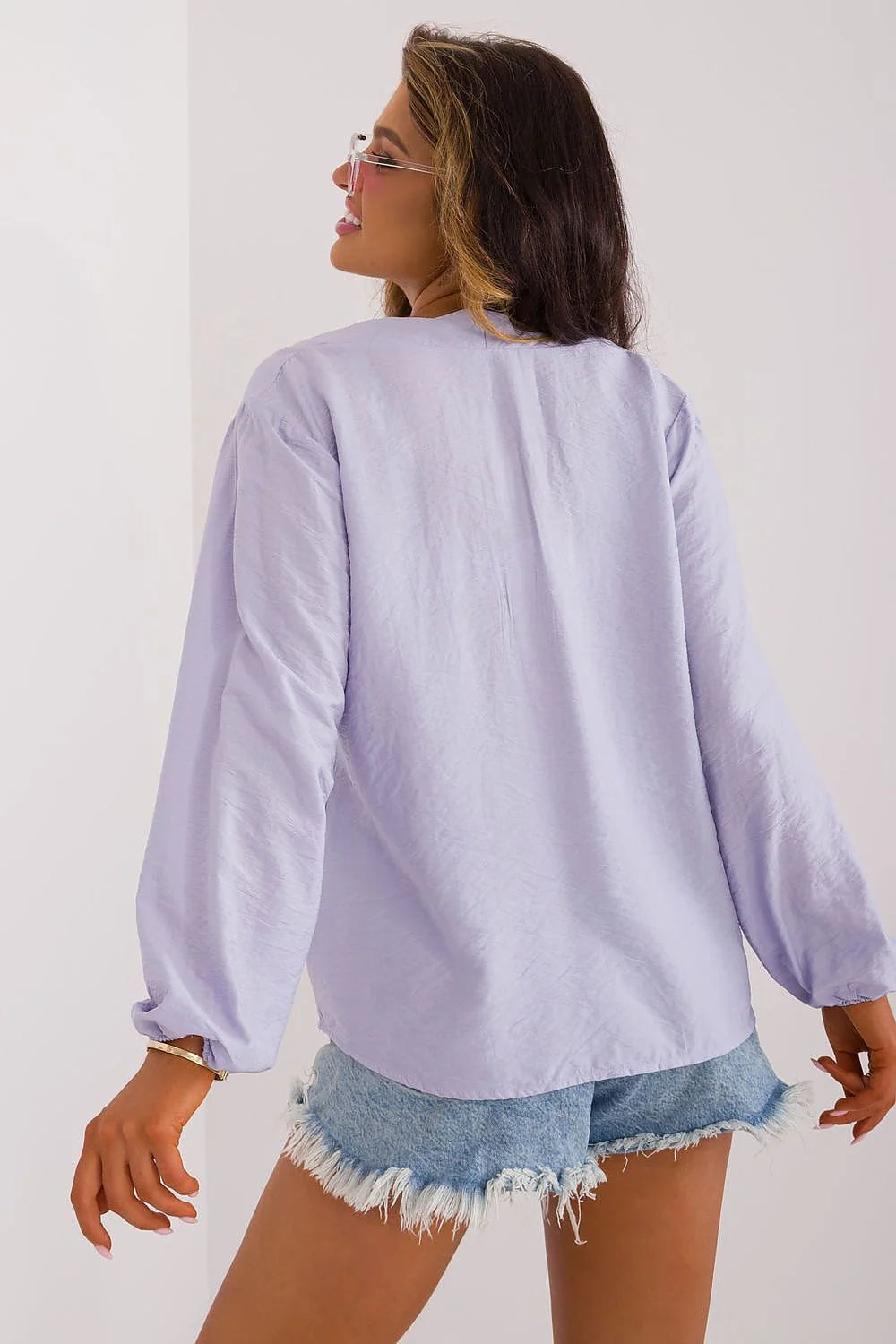 Chemisier Sublevel pour femme, style casual chic, manches longues élastiquées, encolure en V, couleur lavande clair, matériau viscoélasthanne, taille ajustable, confort max, élégance quotidienne