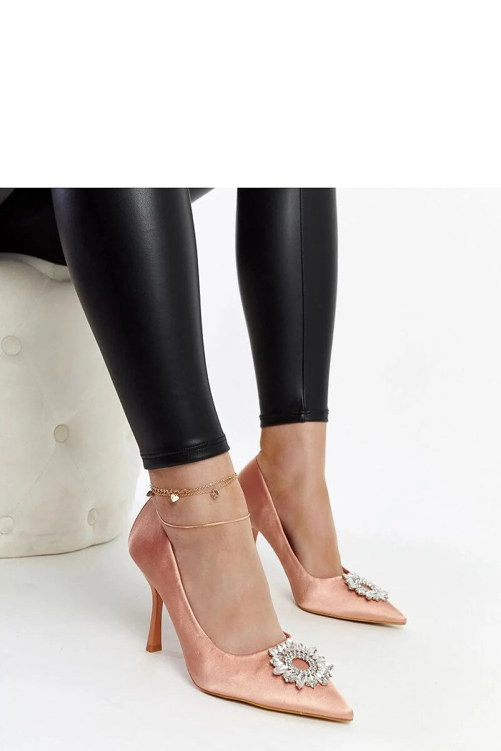 escarpins satin rose poudré talons aiguilles pointe effilée broche strass circulaire décolleté bas fin confortable luxe sophistiqué glamour