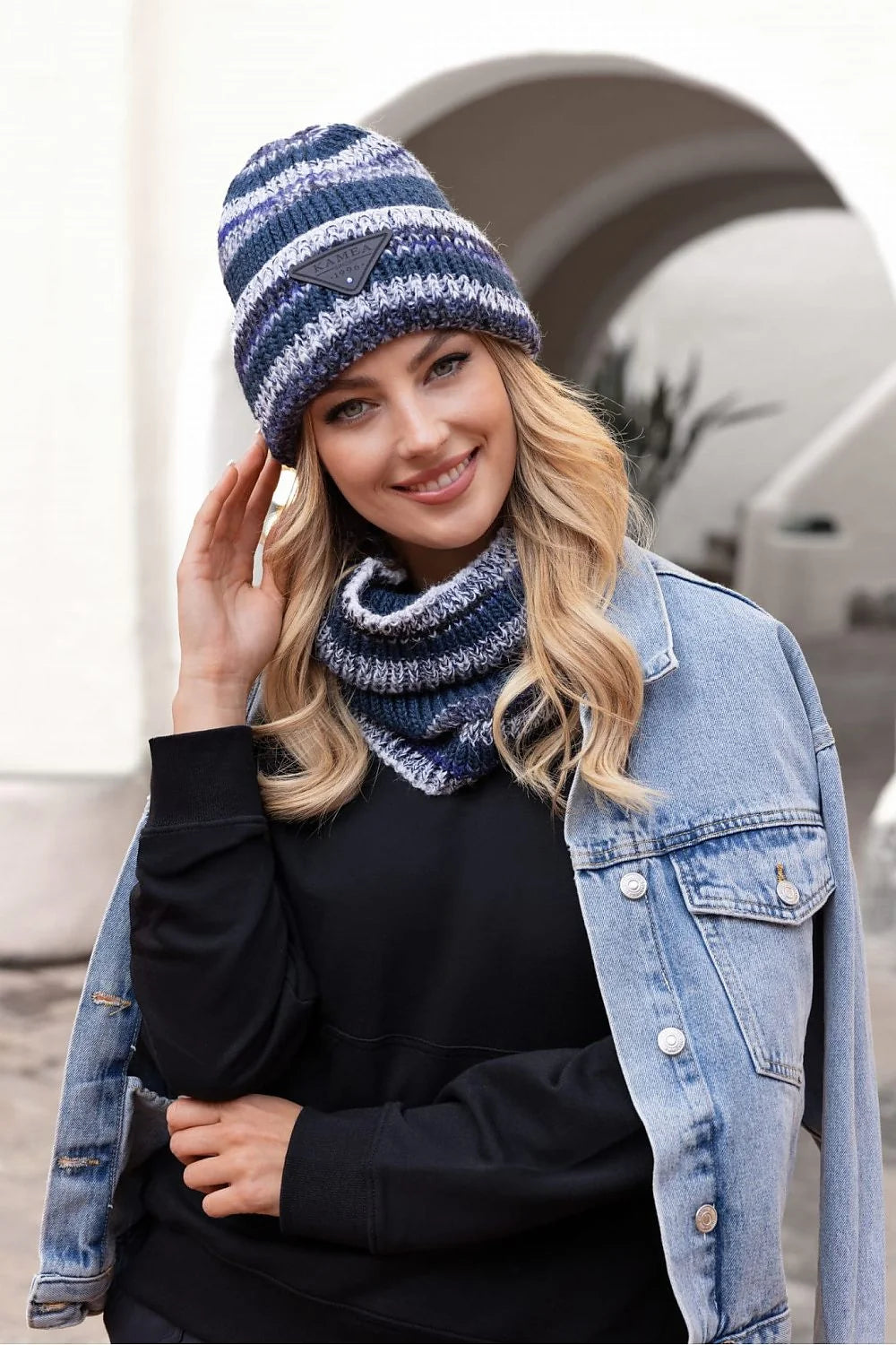 Bonnet d'hiver pour femmes en laine d'alpaga rayé avec logo en cuir, écharpe assortie et veste en jeans bleu clair, style casual hivernal tendance