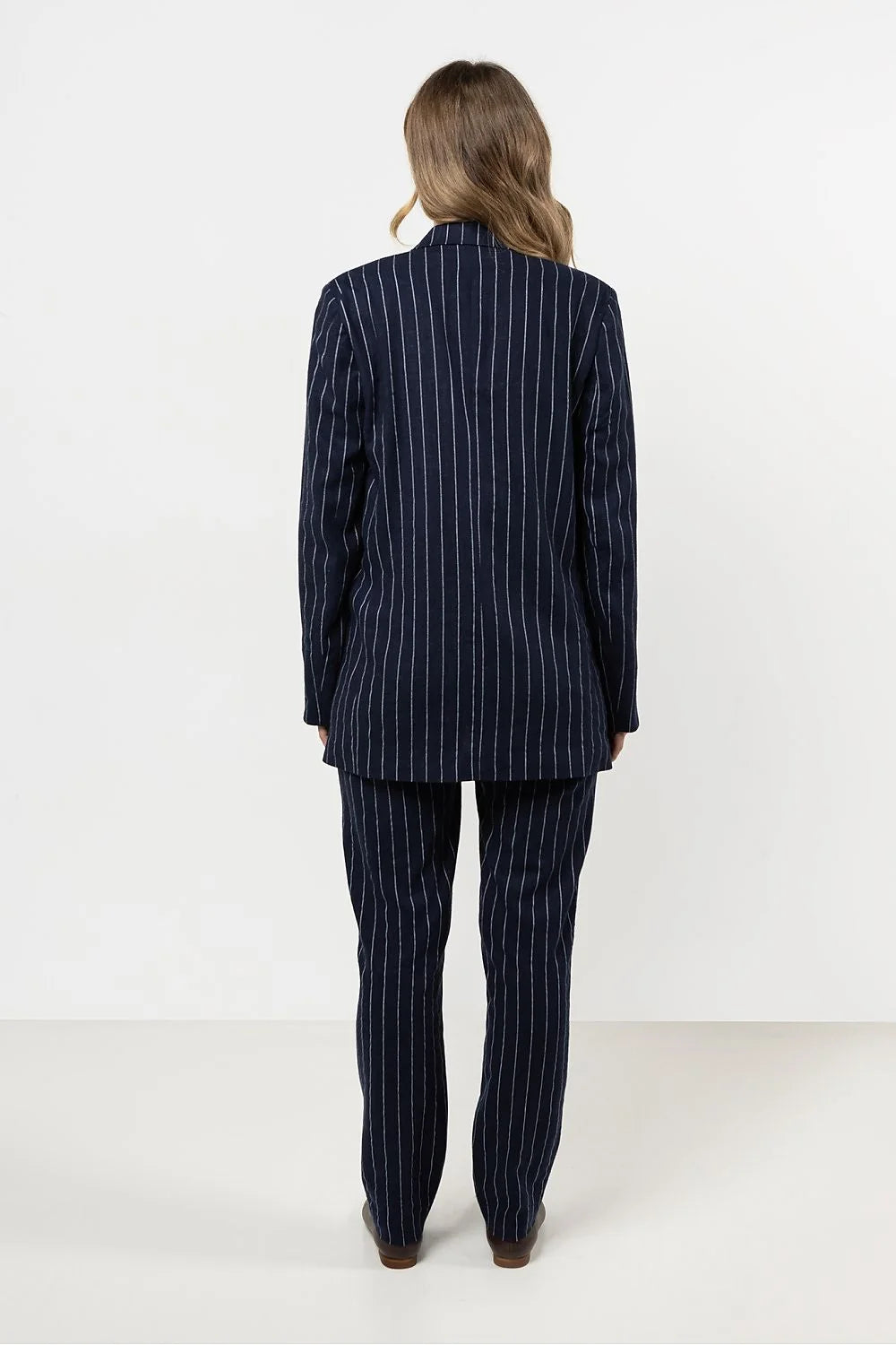 Pantalon femme awama en lin rayé bleu marine blanche coupe fuselée élégant confort tout-terrain style moderne