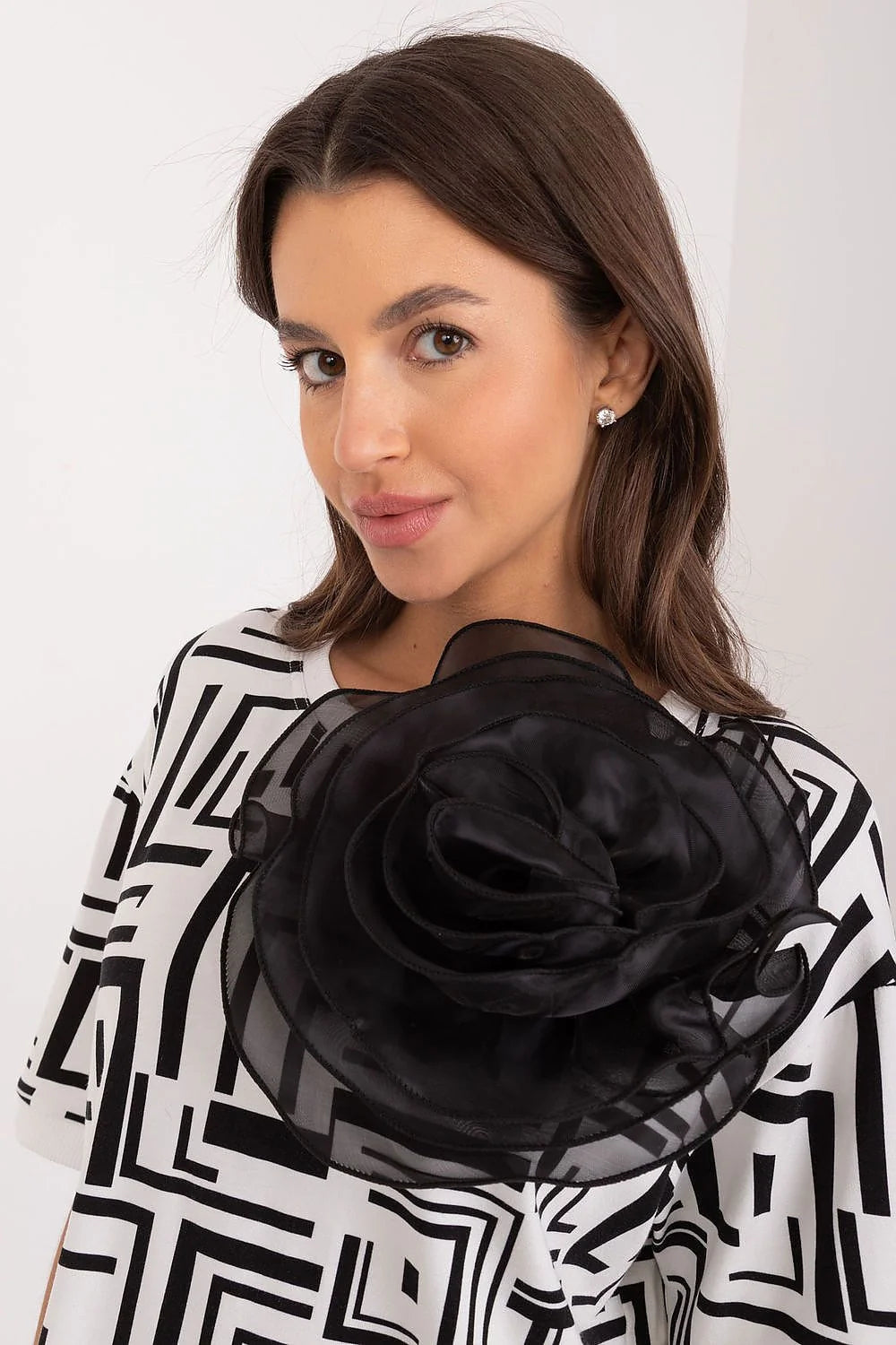 Chemisier Lakerta pour femme, élégance moderne avec motifs géométriques, manches courtes, fleur ornée, blanc et noir, occasion décontractée