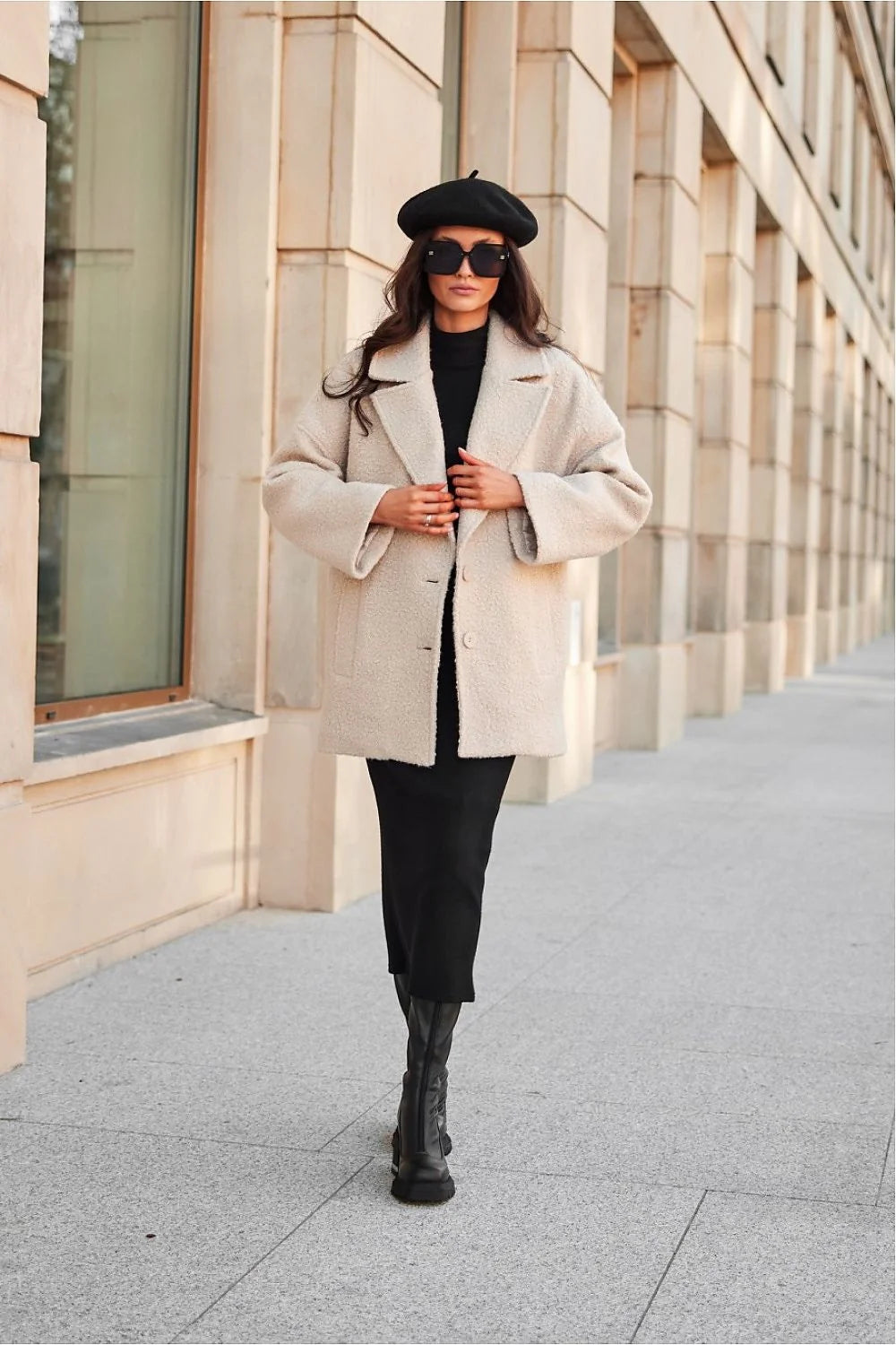 Veste élégante pour femme en laine bouclée beige clair coupe ample manches longues boutons discrets mode urbaine chic hiver automne