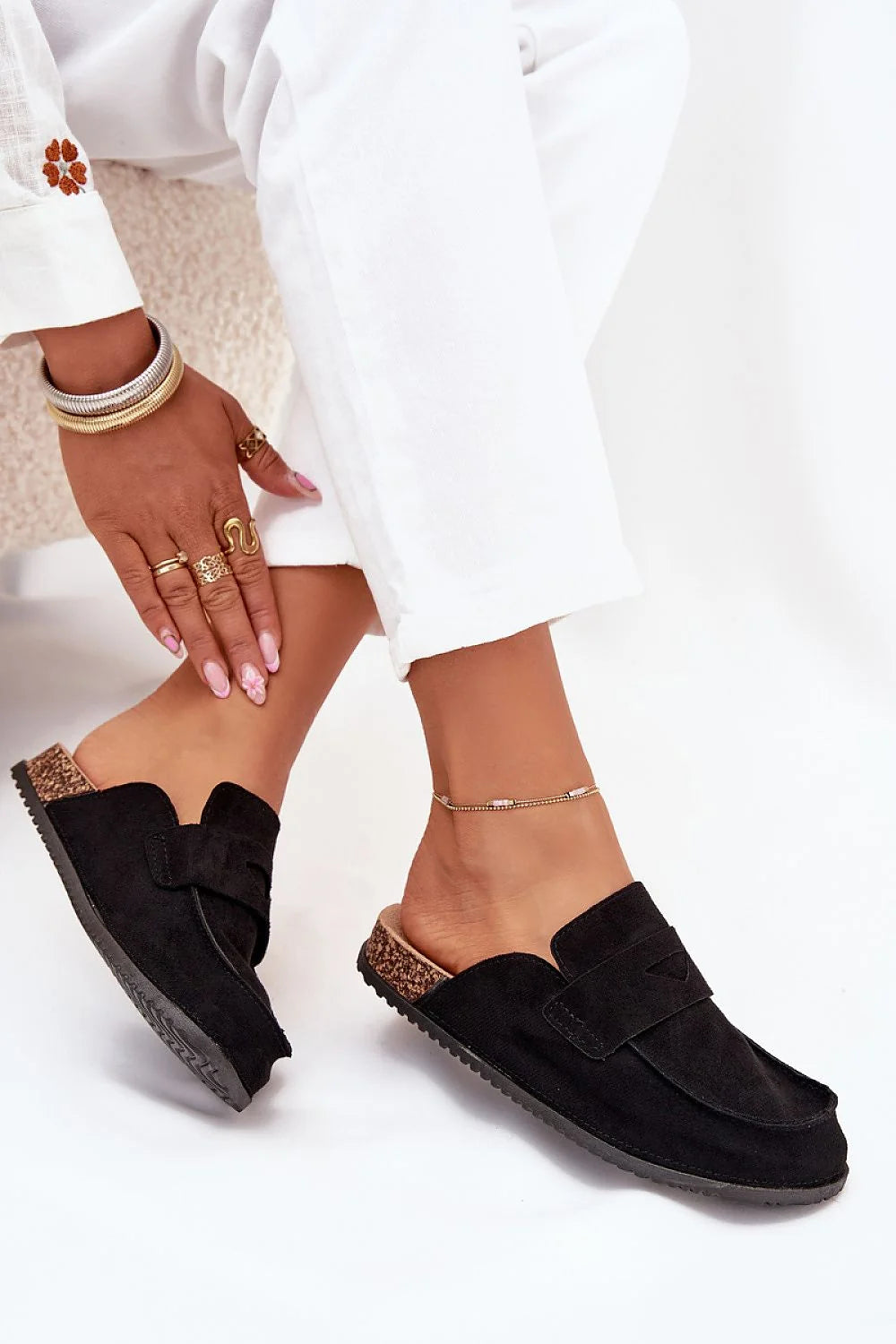 mules femme suédine écologique noir bout fermé dos ouvert bride découpe subtile plateforme liège semelle crantée caoutchouc rembourrée maintien confort