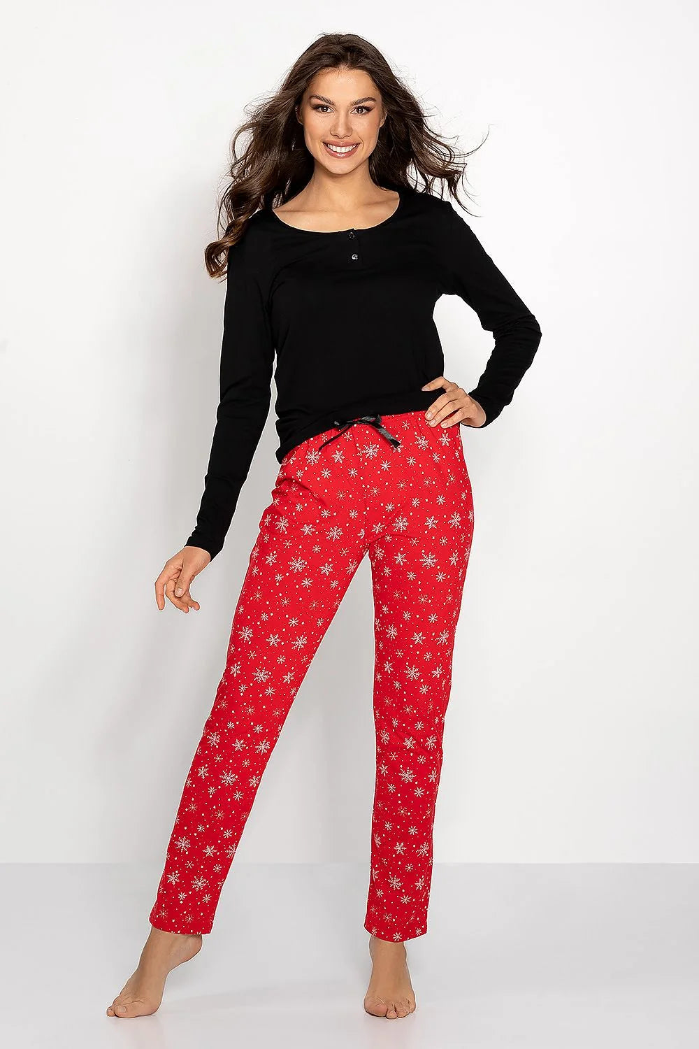 Pyjama femme élégant Momenti Per Me noir et rouge motif neige manches longues coupe ajustée matériau doux
