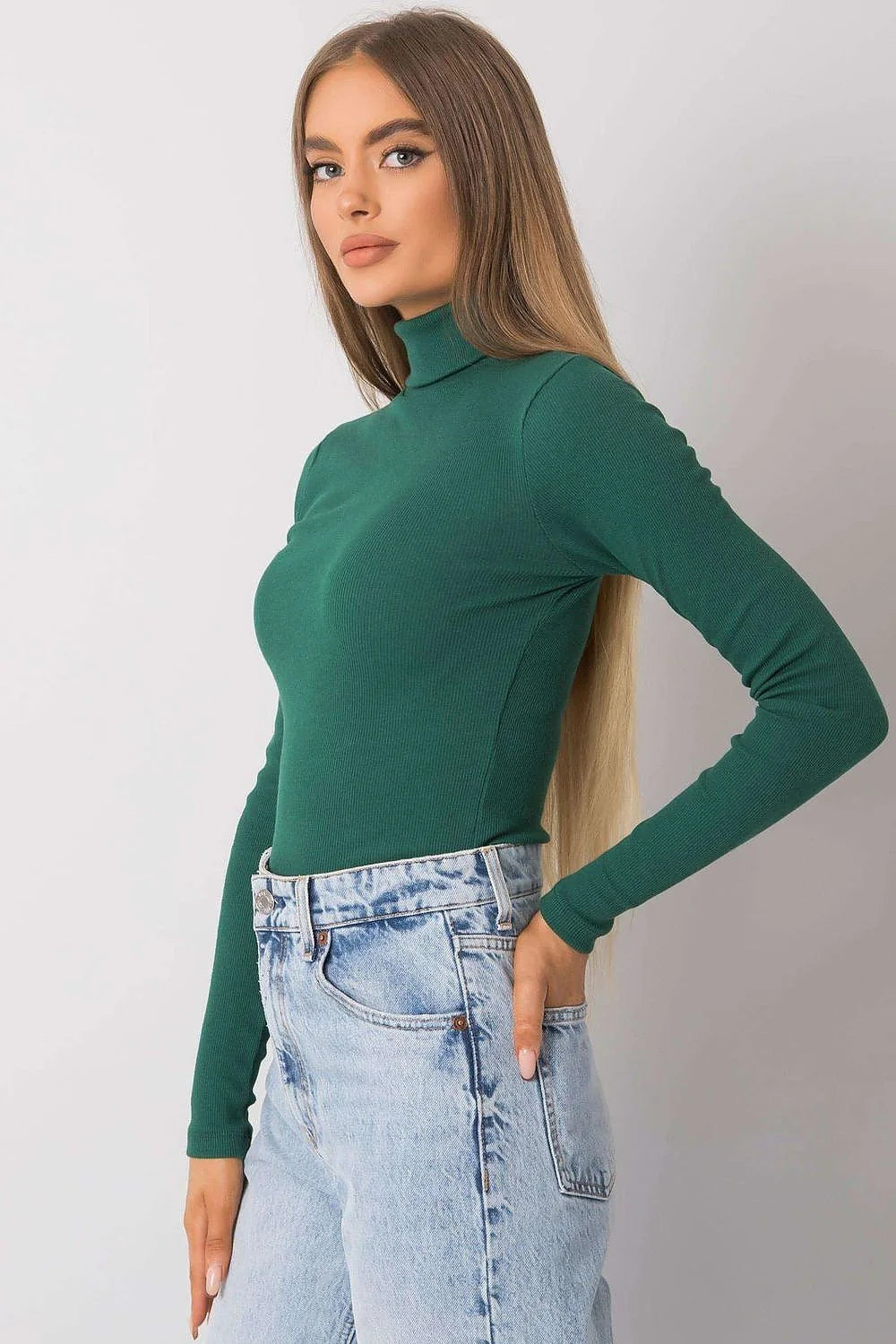 Haut à col roulé élégant pour femme en maille fine, couleur rouge audacieuse, coupe ajustée, manches longues, fabrication de qualité, idéal pour tenues sophistiquées
