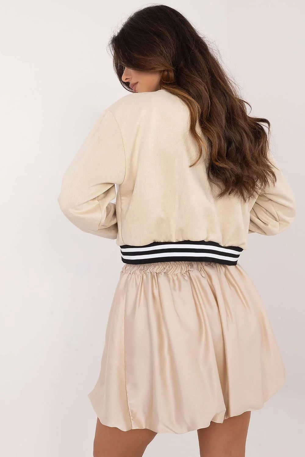 Jupe courte bomber style Italy Moda en beige clair avec doublure viscose, taille élastiquée, tissu brillant, style décontracté chic femme