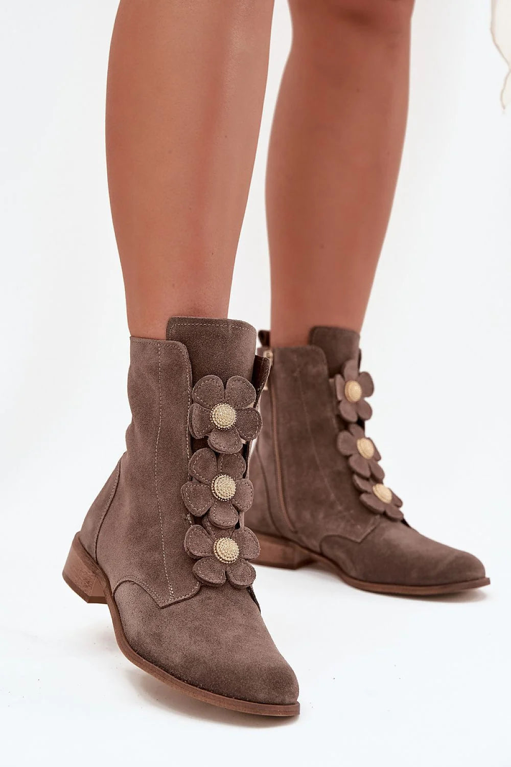 bottines femme daim taupe western bohème effilé talon bloc 3cm cheville fleurs appliquées boutons dorés fermeture éclair latérale surpiqûres
