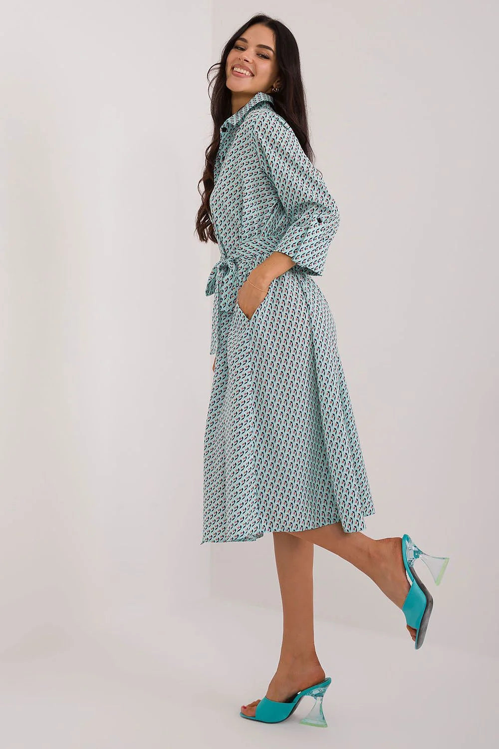 robe chemise midi imprimé géométrique turquoise blanc corail manches troisquarts ceinture nouable poches latérales tissu fluide léger coupe évasée féminine