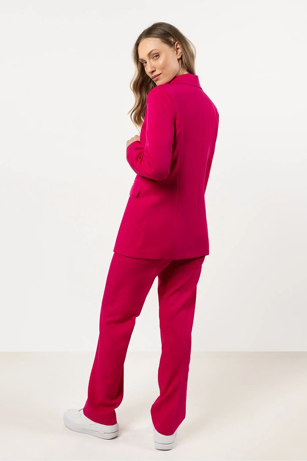Costume femme moderne audacieux veste cintrée épaules structurées pantalon droit fuchsia taille haute ceinture intégrée occasion spéciale