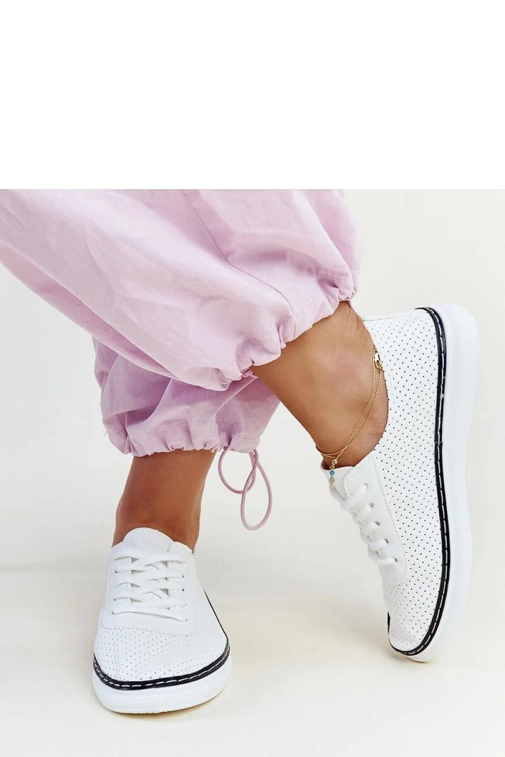 Baskets Solea perforées blanc et noir cuir synthétique lacets classiques style casual usage quotidien sport élégance chaussures femmes modernes