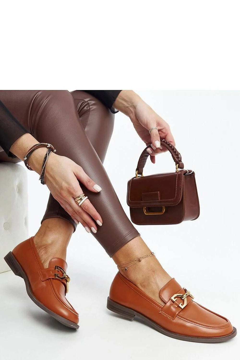 mocassins cuir lisse poli cognac brun femme bout arrondi semelle caoutchouc plate bride boucle dorée maillon sophistiquée