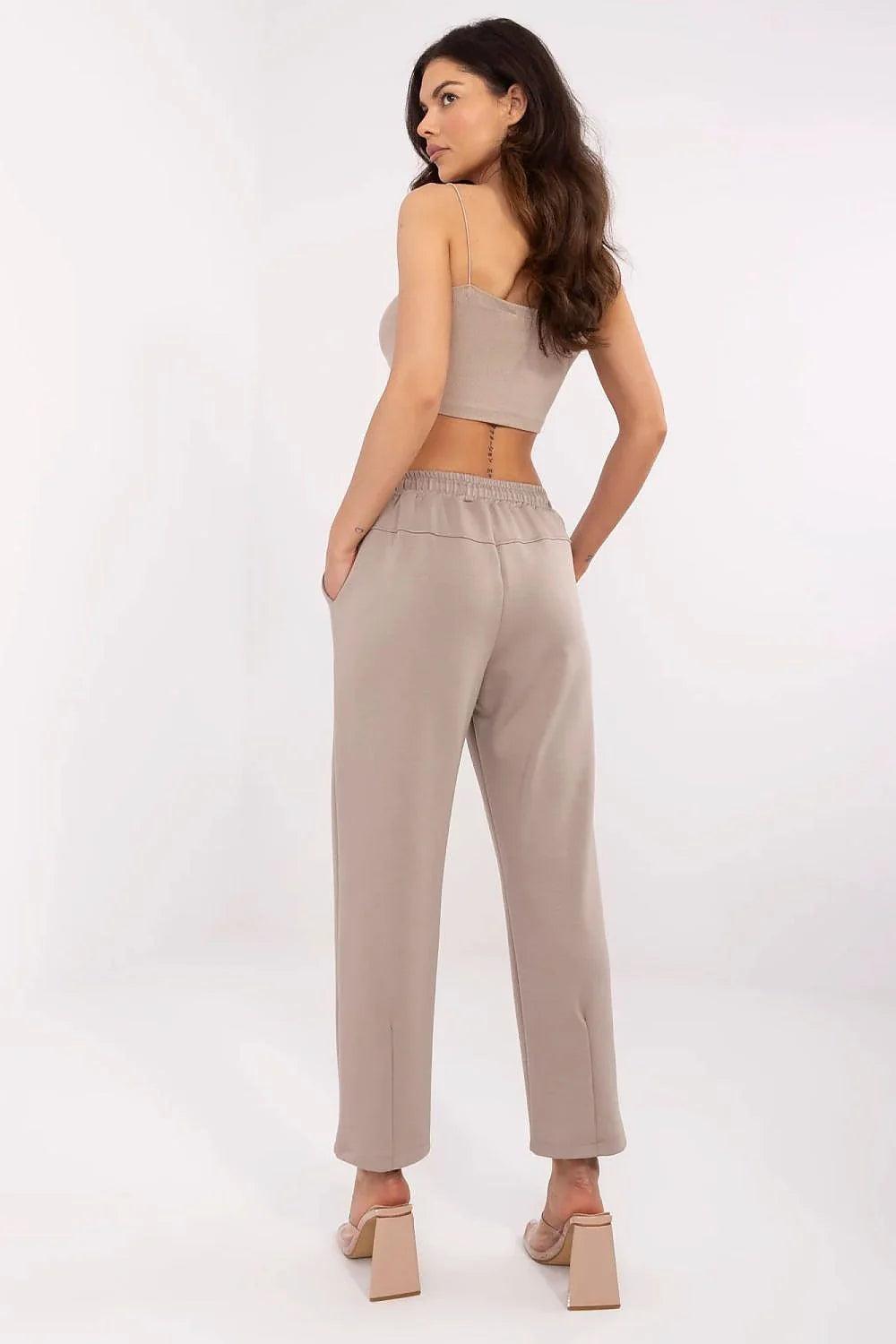 Pantalon survêtement Italy Moda femme, crop top côtelée beige, trousers taupe élastique, mules talons transparents, look moderne chic