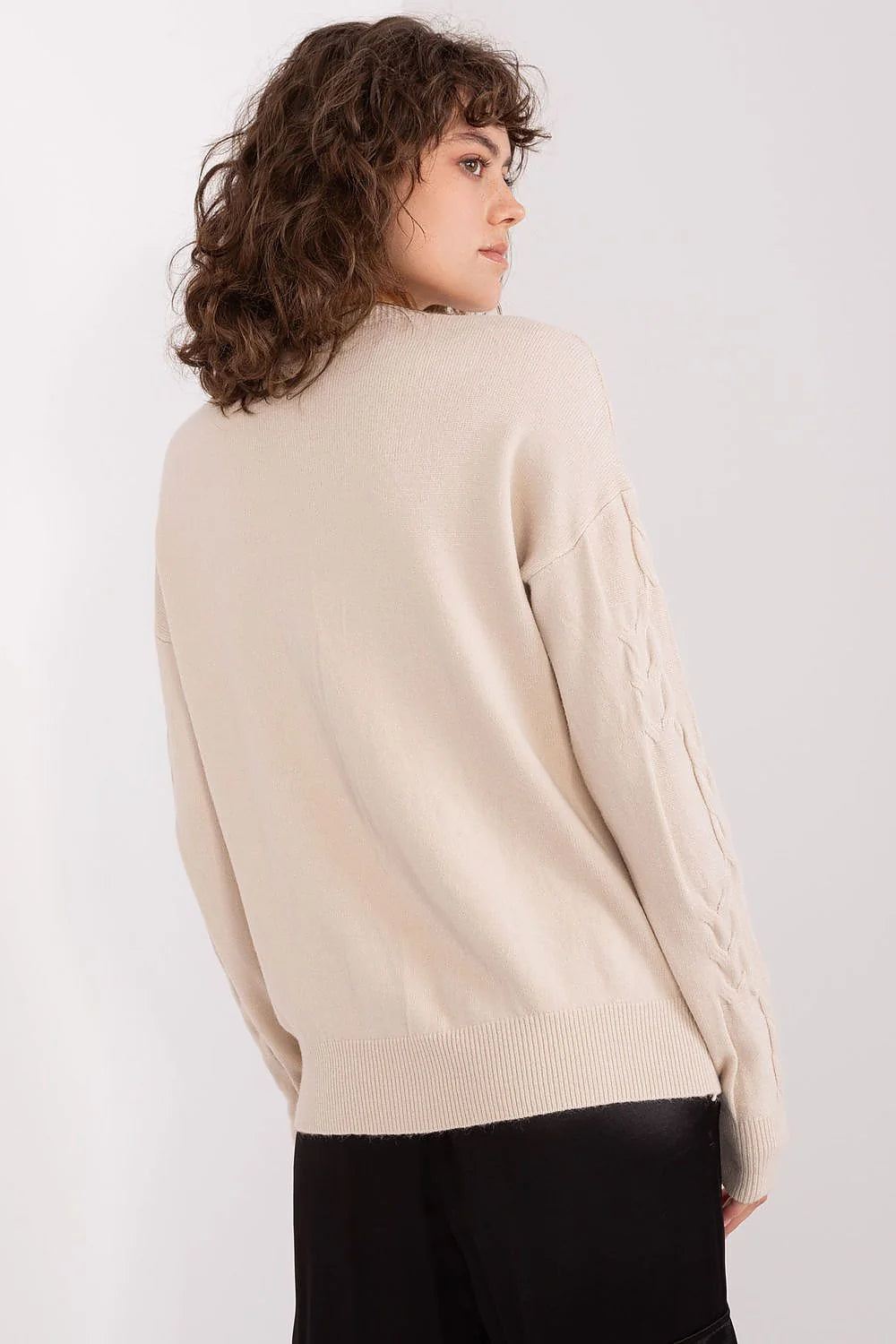 Pull femme style décontracté en tricot maille torsadée couleur beige manches longues encolure ronde ajusté