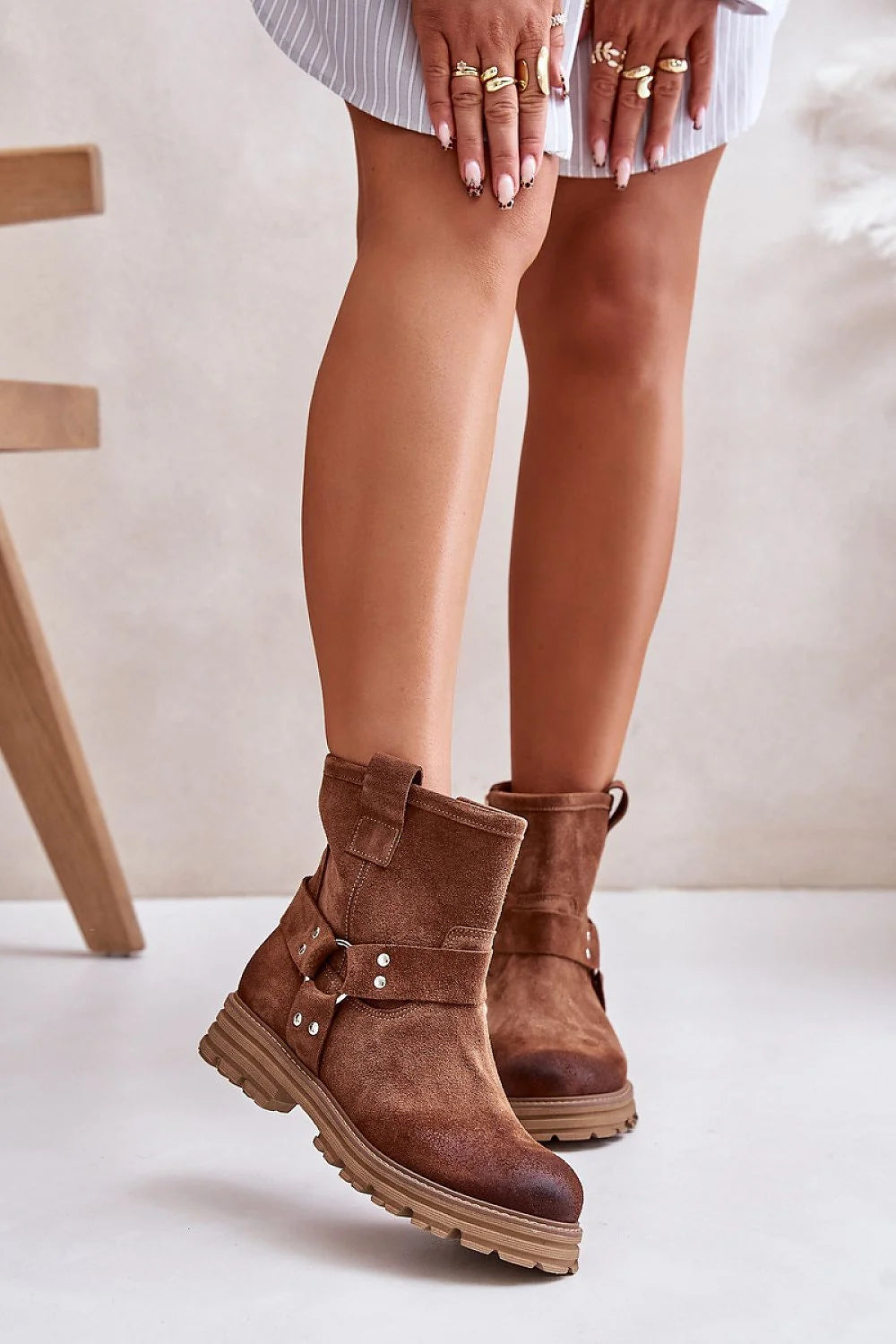 Bottes en cuir suédé pour femmes, design élégant, bride décorative, semelle crantée camel, confortable et durable