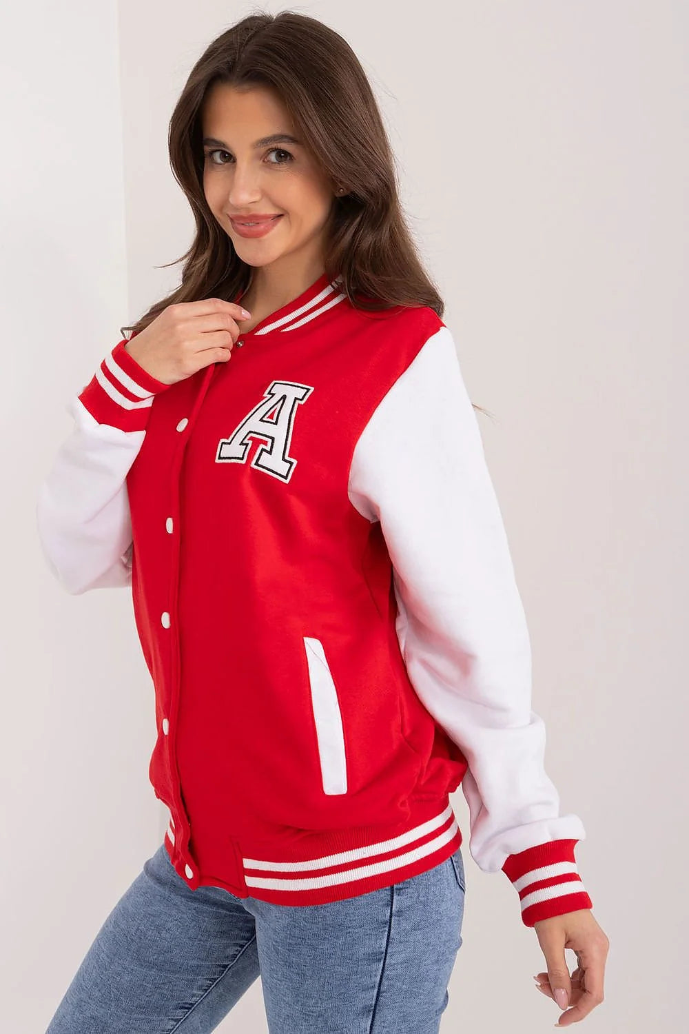 Veste universitaire femme style américain rouge blanc manches blanches col rond coutures contrastantes fermeture boutons pression