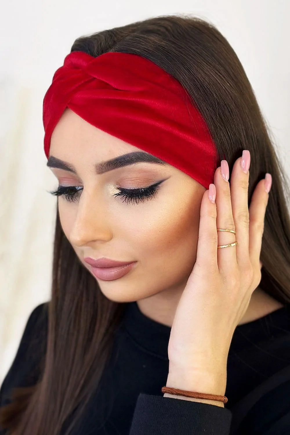 bandeau velours rouge vif nœud décoratif turban large ajusté maintien sécurisé doux luxueux torsade croisée rétro bohème soirée polonais