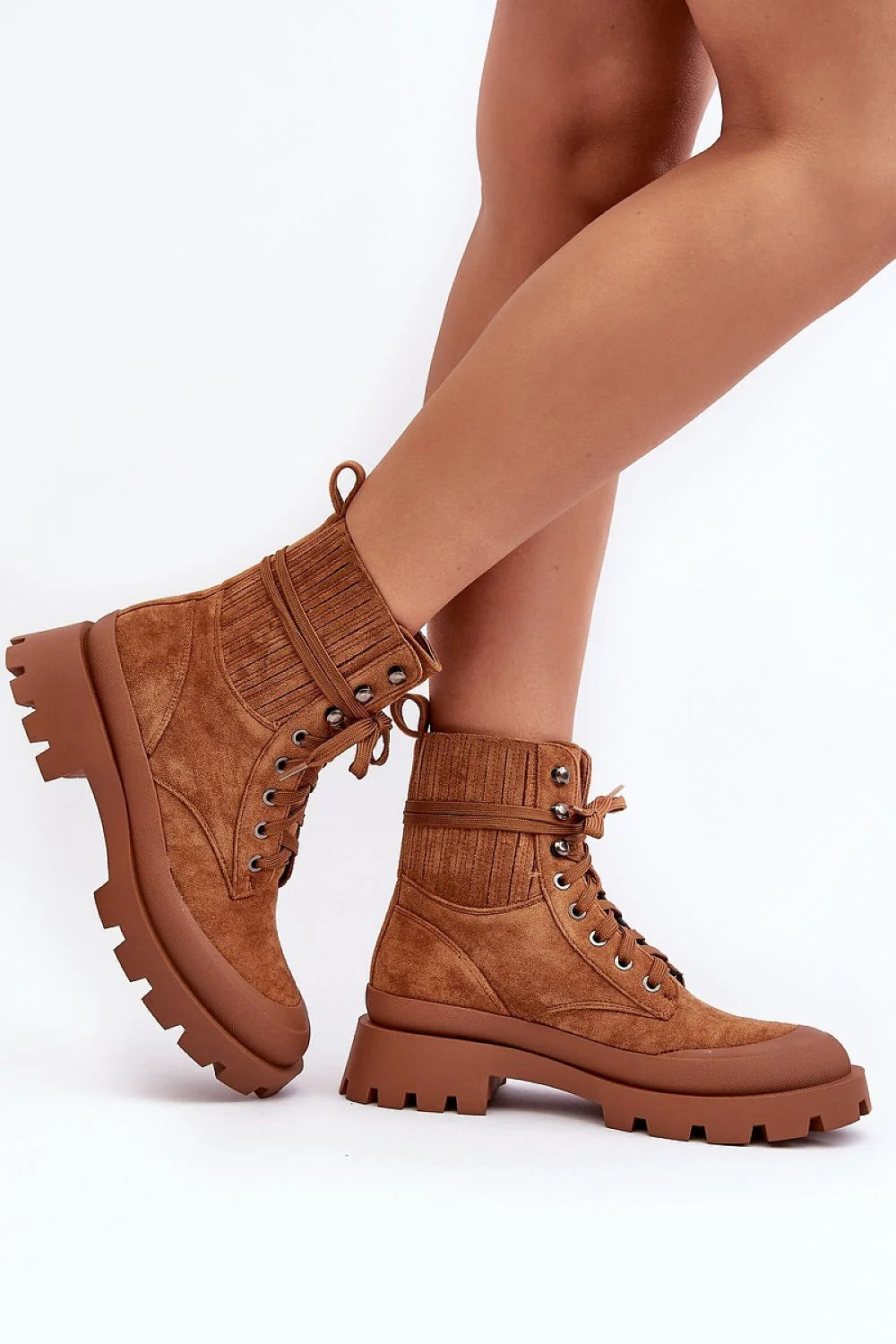 Bottines trappeur féminines en daim camel style urbain moderne semelle épaisse lacets métalliques talon plat confortable automne hiver
