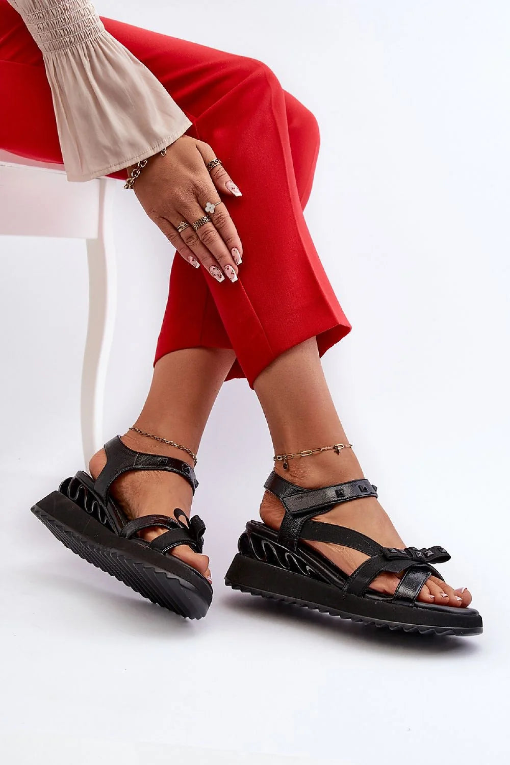 Sandales Plates Élégantes pour Femmes, Design Moderne avec Boucle et Plateforme Haute, Matériaux de Qualité, Confort et Style Assurés