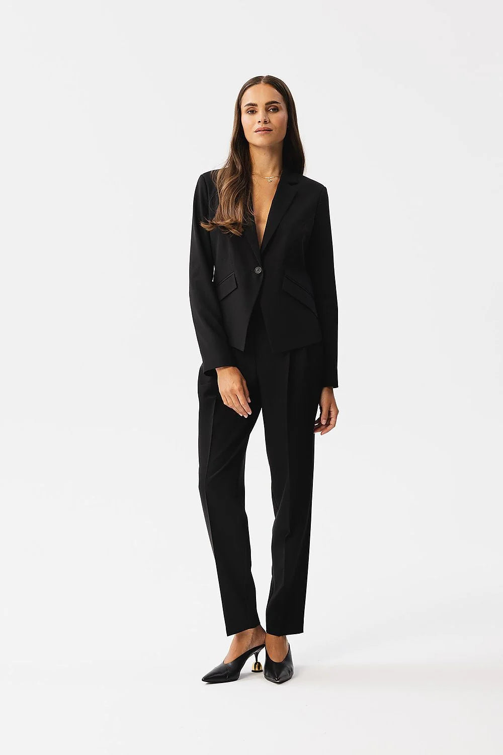 Tailleur femme deux pièces veste et pantalon noir style classique coupe structurée col à revers