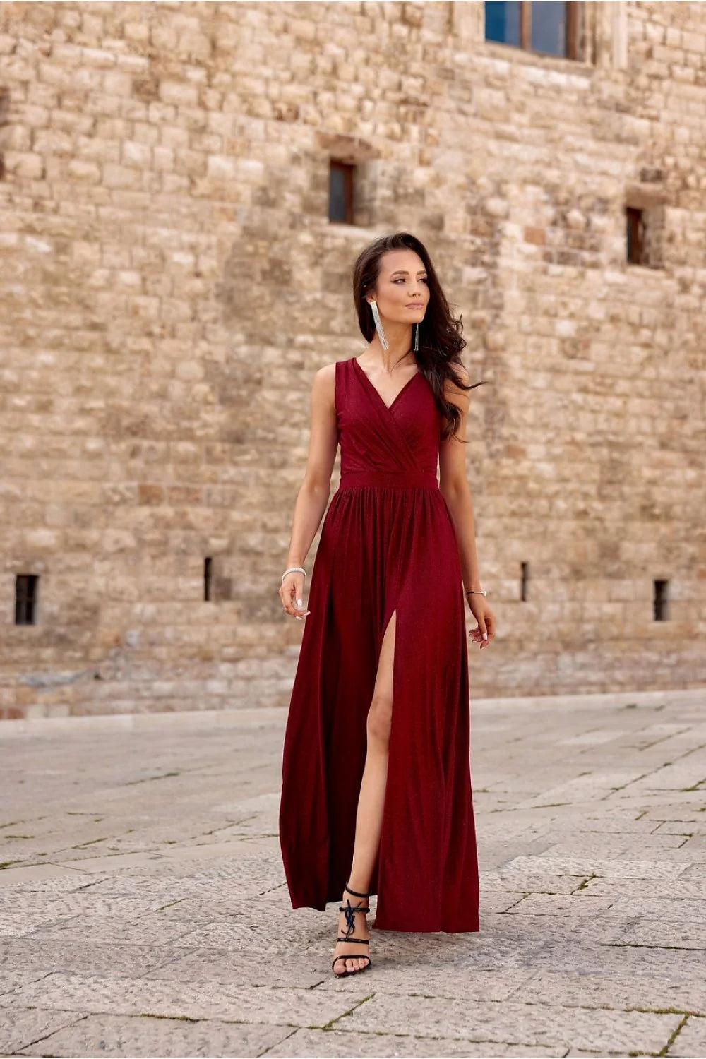 robe longue brocart bordeaux pailletée scintillante dos noué os décoratif décolleté croisé V fente haute fluide cintrée glamour