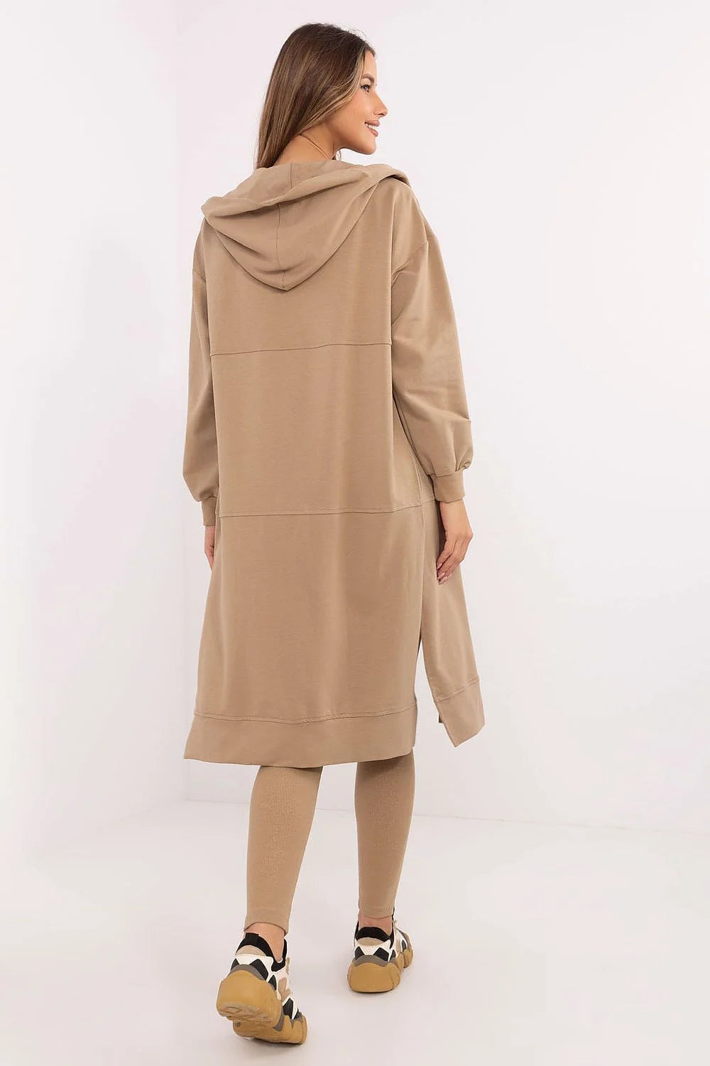 Ensemble athleisure femme veste longue capuche crop top leggings sneakers beige