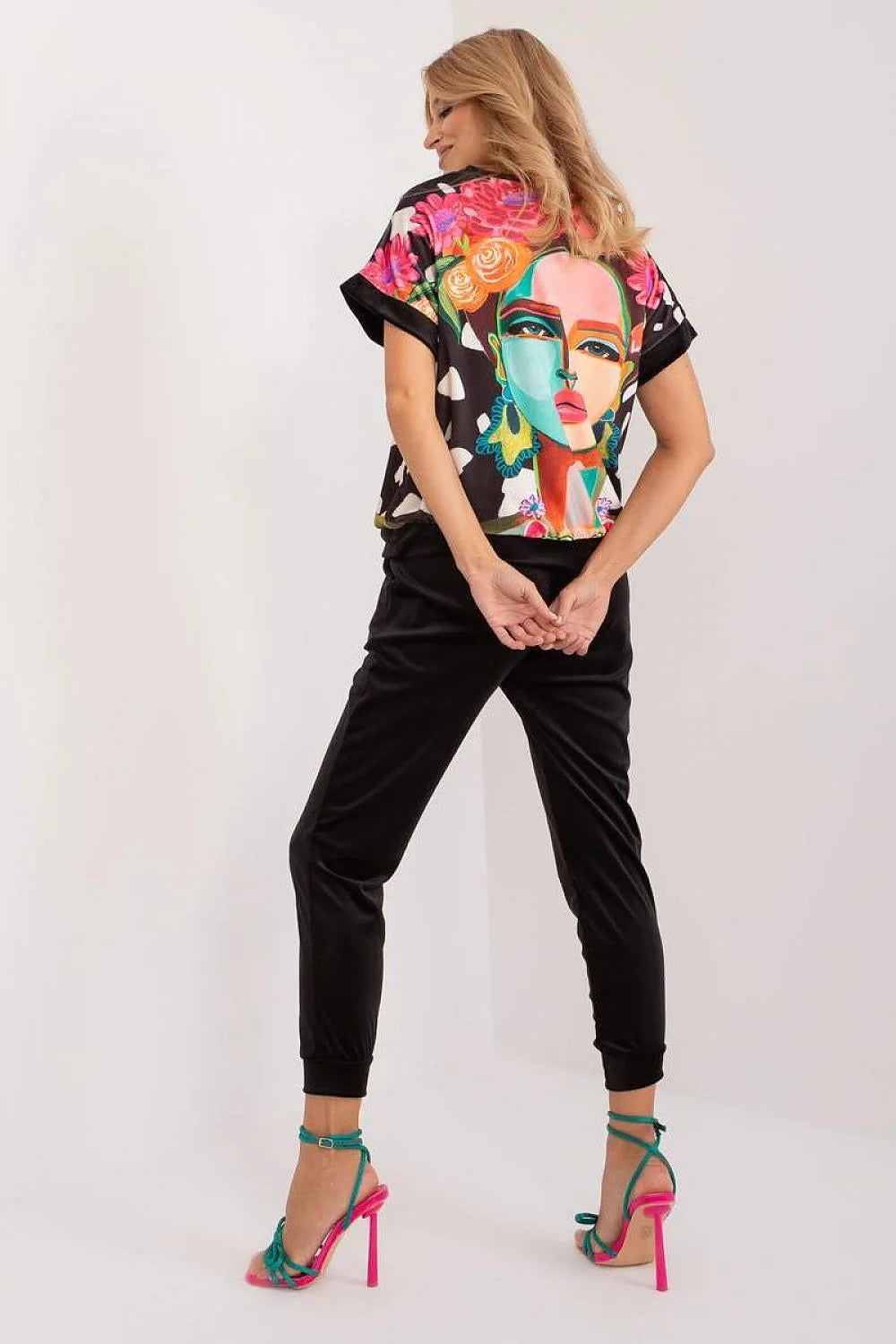 ensemble femme complet tshirt court col rond imprimé artistique portrait stylisé multicolore pantalon jogger velours noir sandales talons hauts turquoise