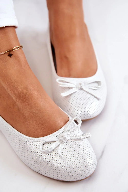 Ballerines féminines élégantes en cuir perforé blanc nœud discret semelle plate confortable taille ajustable style polyvalent