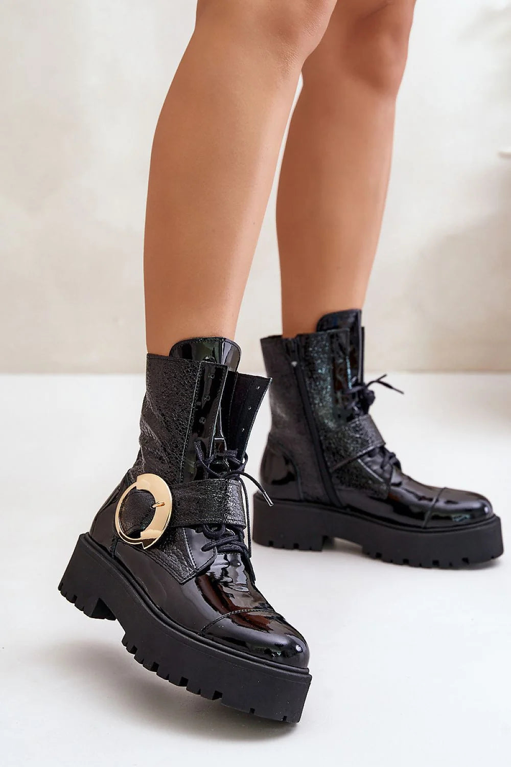 bottines femme cuir verni noir montantes rockchic empiècements texturés bout arrondi semelle plateforme crantée épaisse sangle boucle dorée