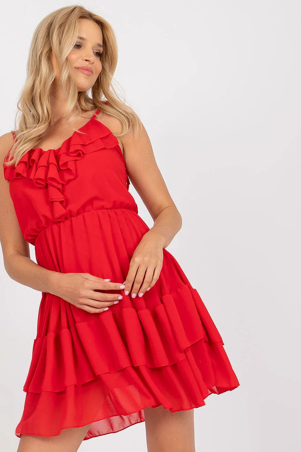 Robe d'été pour femmes en polyester et viscose, blanche avec volants, encolure ronde, bretelles fines, silhouette évasée, longueur mini, idéale pour occasions estivales