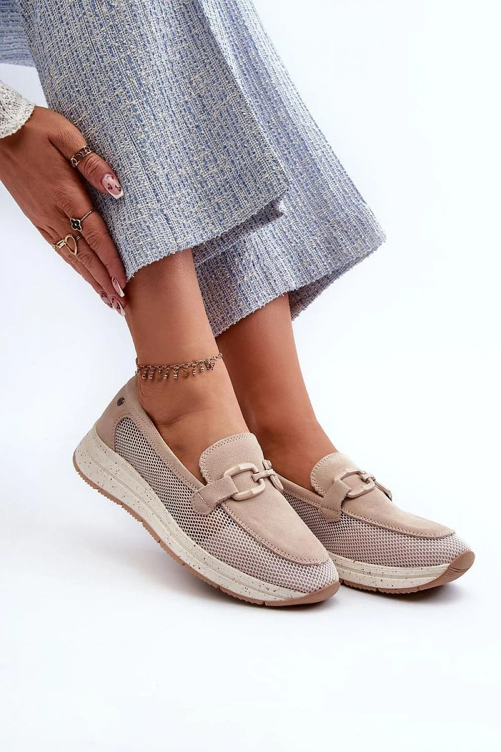 mocassins femmes confortables perforés talon compensé chic beige suède bout arrondi bride boucle semelle plateforme crantée amortissante quotidien