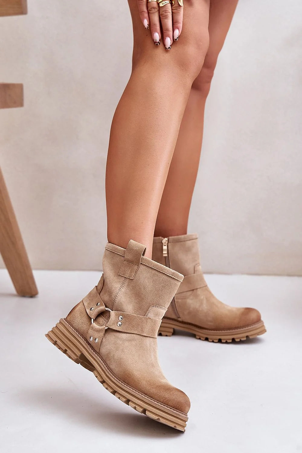 Bottes femme style moto cuir suédé beige mi-haute fermeture éclair sangle clous talon plat semelle caoutchouc profonde