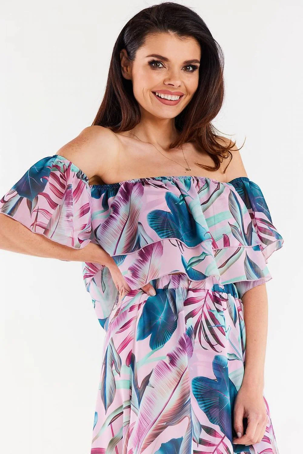 Robe d'été femme élégante colorée design tropical off-shoulder manches courtes tissu léger fluide élastique neckline ajustable